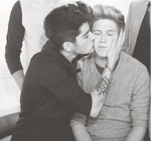 1 Direction Gay Kiss