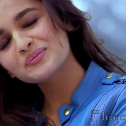 Alia Bhatt Hot Kiss