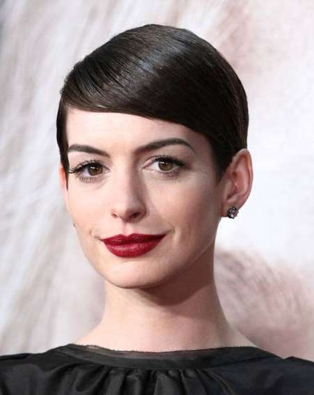 Anne Hathaway Les Miserables Premiere Flashing Photos