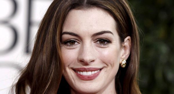 Anne Hathaway Les Miserables Premiere Wardrobe Malfunction