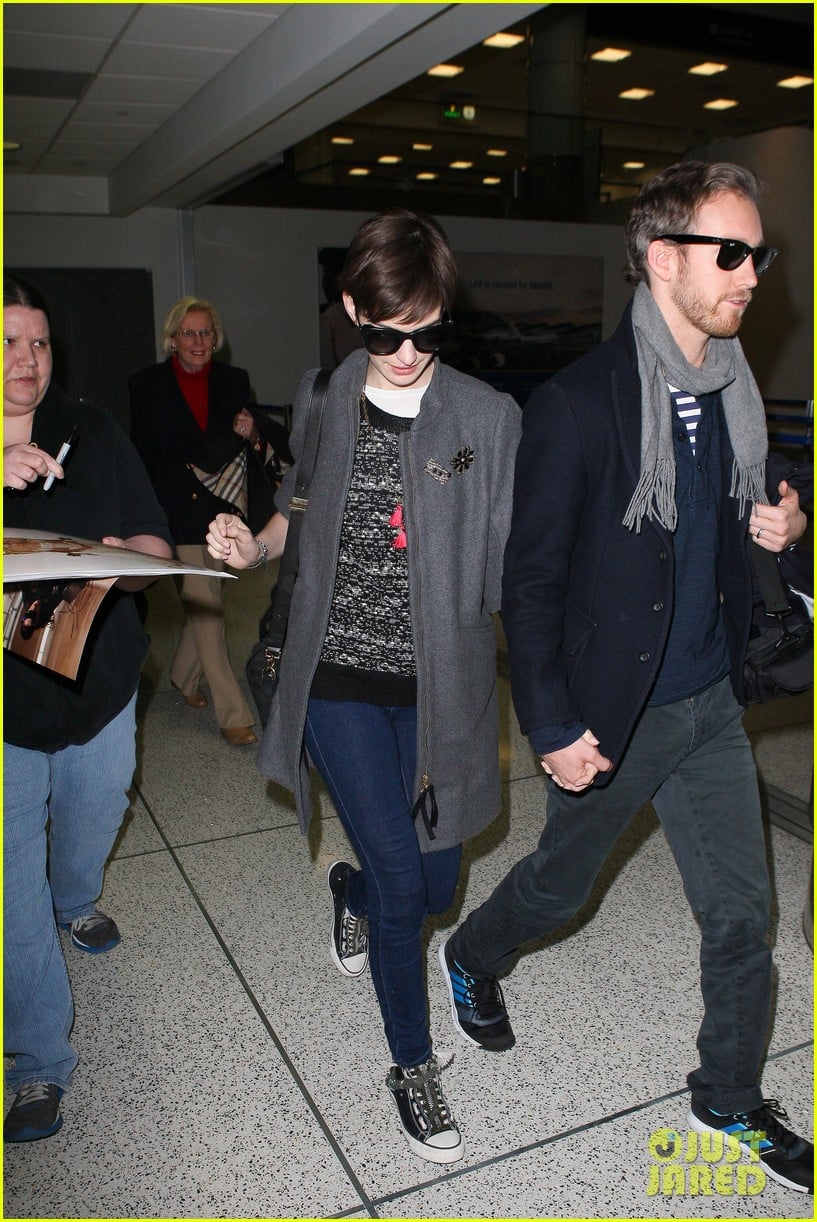 Anne Hathaway Wardrobe Malfunction Pics Tmz