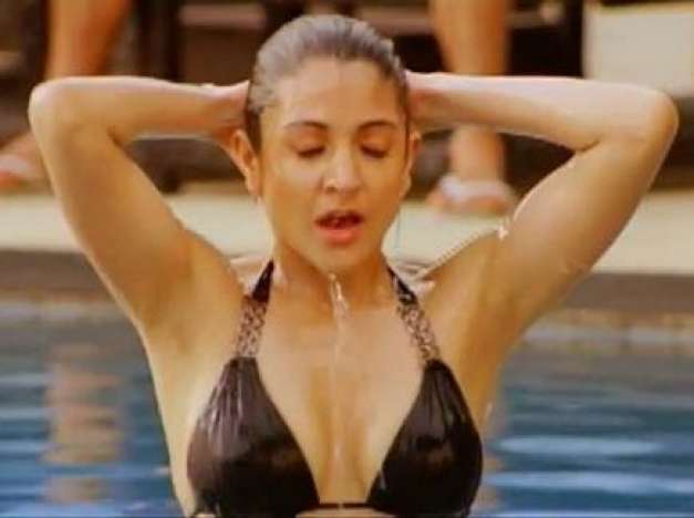 Anushka Sharma Hot Kiss Video