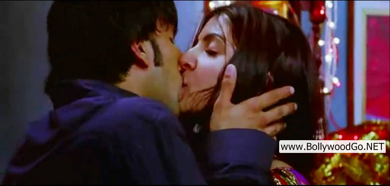 Anushka Sharma Hot Kiss With Ranveer Singh