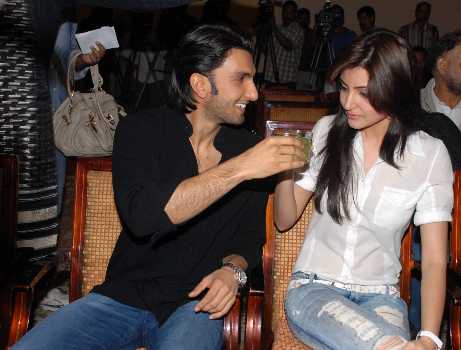 Anushka Sharma Hot Kiss With Ranveer Singh Video