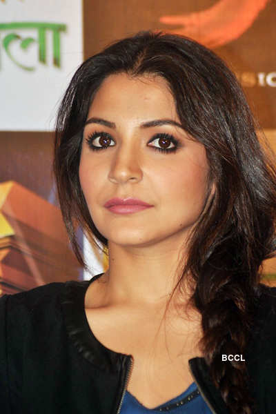 Anushka Sharma Hot Pics From Matru Ki Bijlee Ka Mandola