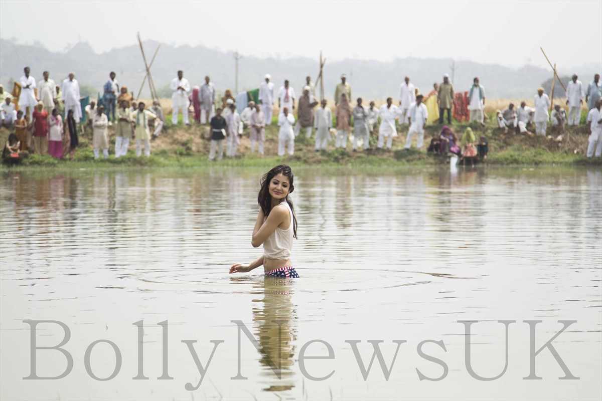 Anushka Sharma In Matru Ki Bijlee Ka Mandola Song