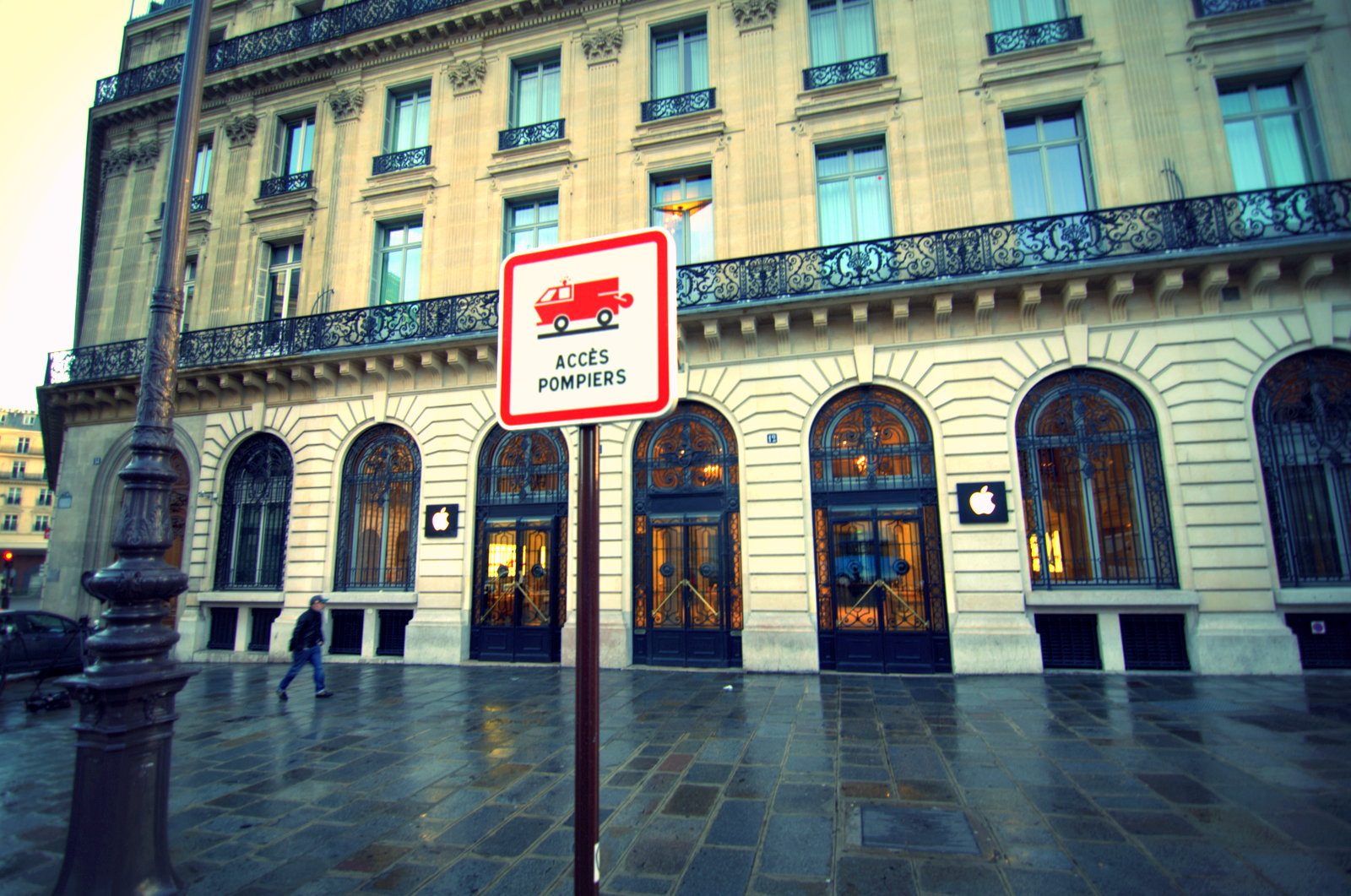 Apple Store Paris Burglary