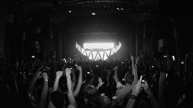 Feed Me Teeth Stage