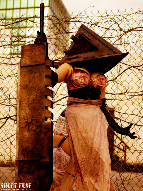 Female Pyramid Head Cosplay