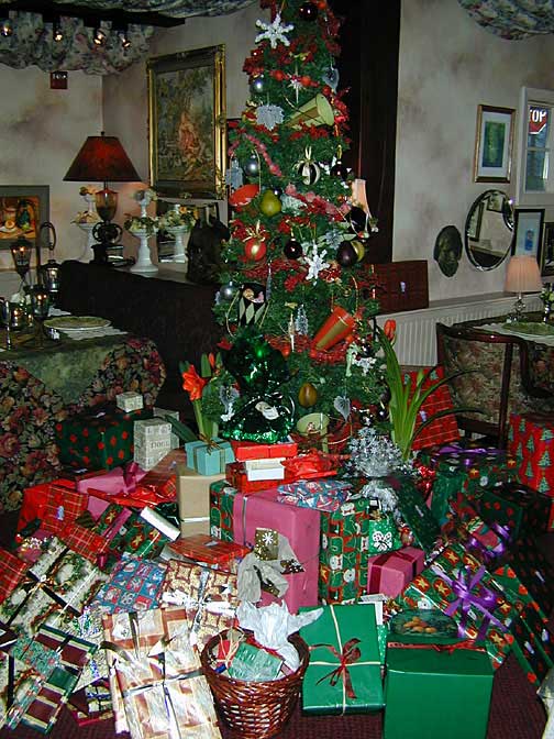 Picture Of Christmas Tree With Presents Under It