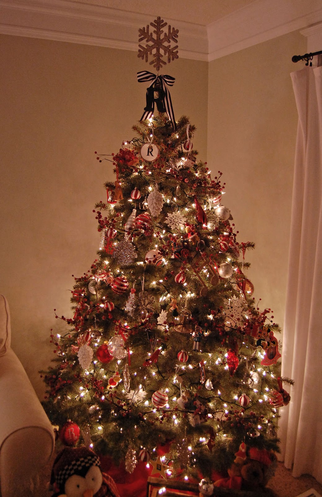 Picture Of Christmas Tree With Presents Under It