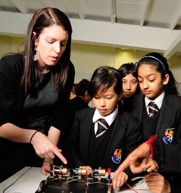 Pictures Of Teachers Teaching In Classroom